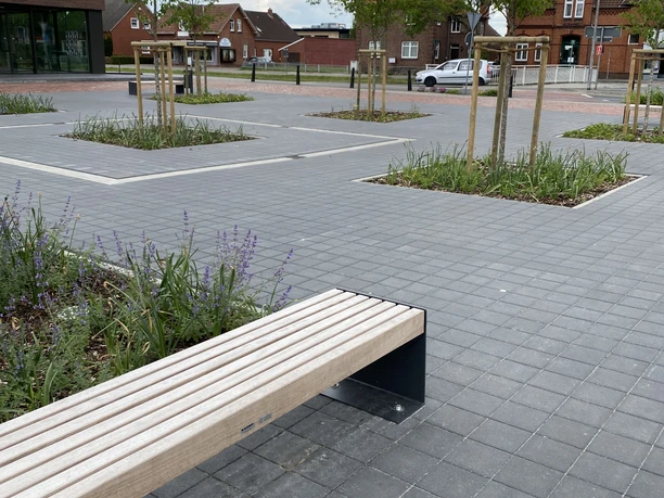 Sitzgelegenheiten Bänke vor dem Rathaus Gemeinde Rhauderfehn Moderner öffentlicher Platz mit grauen Pflastersteinen, rechteckigen Baumbeeten und einer hellen Holzbank