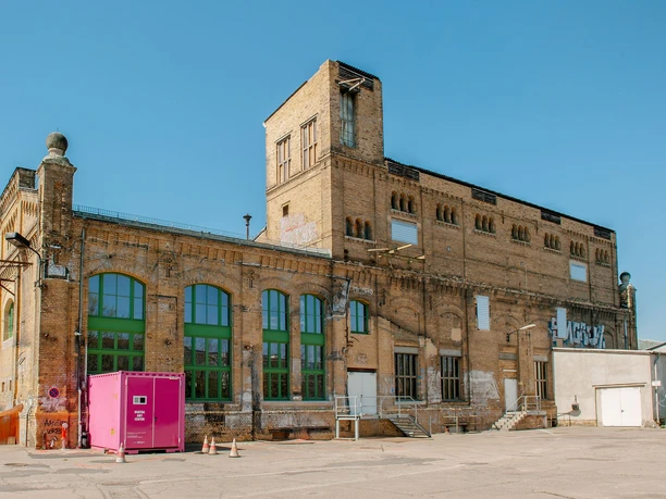 Pohled na bývalou teplárnu, která byla přeměněna na dnešní Kunstkraftwerk Leipzig, kulturní instituci, centrum volného času.