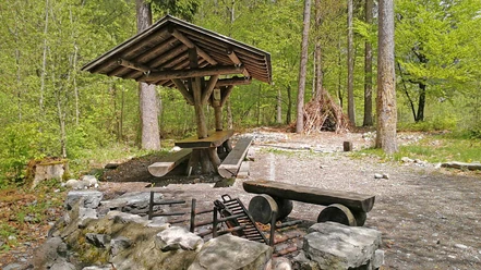 feuerstelle-katzenloch-grillplatz-unterstand-front.jpg