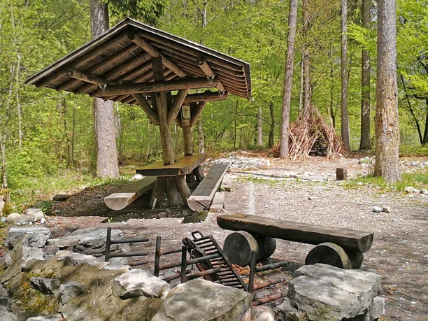 feuerstelle-katzenloch-grillplatz-unterstand-front.jpg
