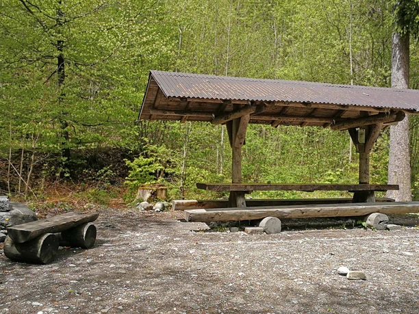 feuerstelle-katzenloch-grillplatz-unterstand-seite.jpg