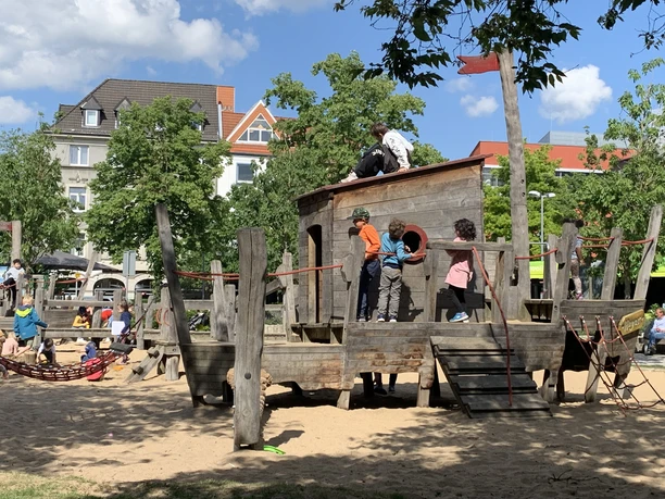 Spielplatz am Adolf-Reichwein-Platz Spielplatz am Adolf-Reichwein-Platz