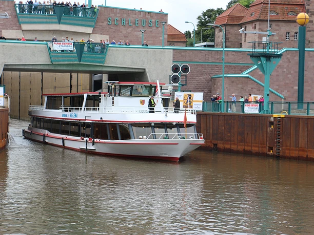 Minden - Weserschleuse Das Bild zeigt ein Schiff, welches aus der Weserschleuse kommt.