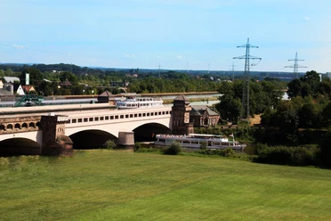 Das Bild zeigt das Doppel-Wasserstraßenkreuz in Minden.