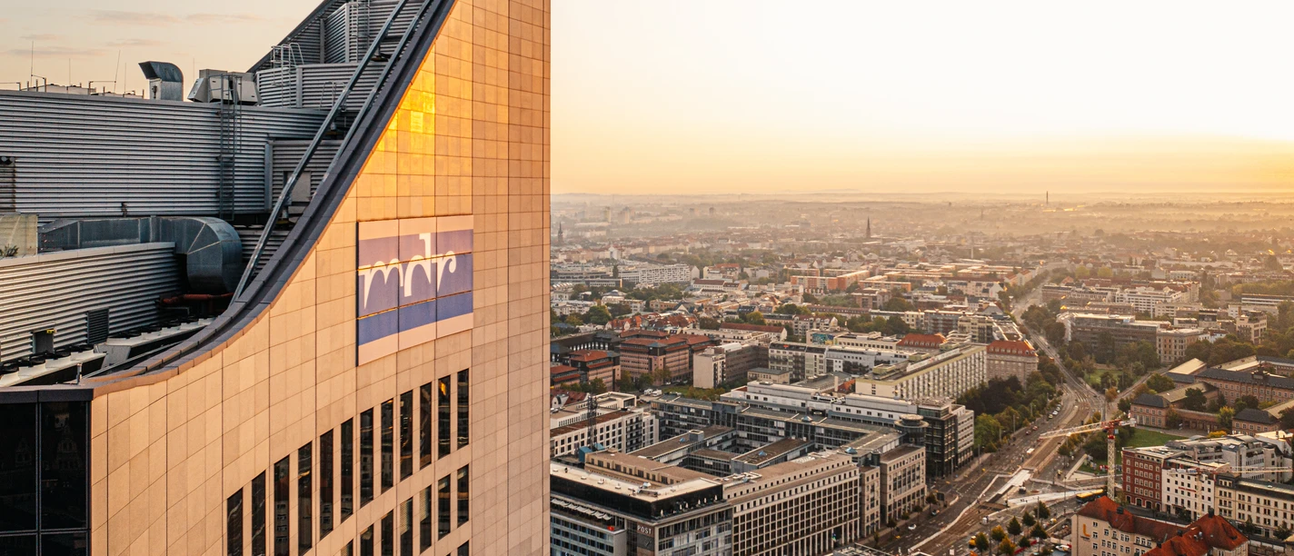 City-Hochhaus mit Aussichtsplattform - Sehenswürdigkeiten in Leipzig Das City-Hochhaus und die Skyline von Leipzig bei Sonnenuntergang, Aussichtspunkte in Leipzig, Kulinarik, Gastronomie, Freizeit, Sehenswürdigkeiten in Leipzig