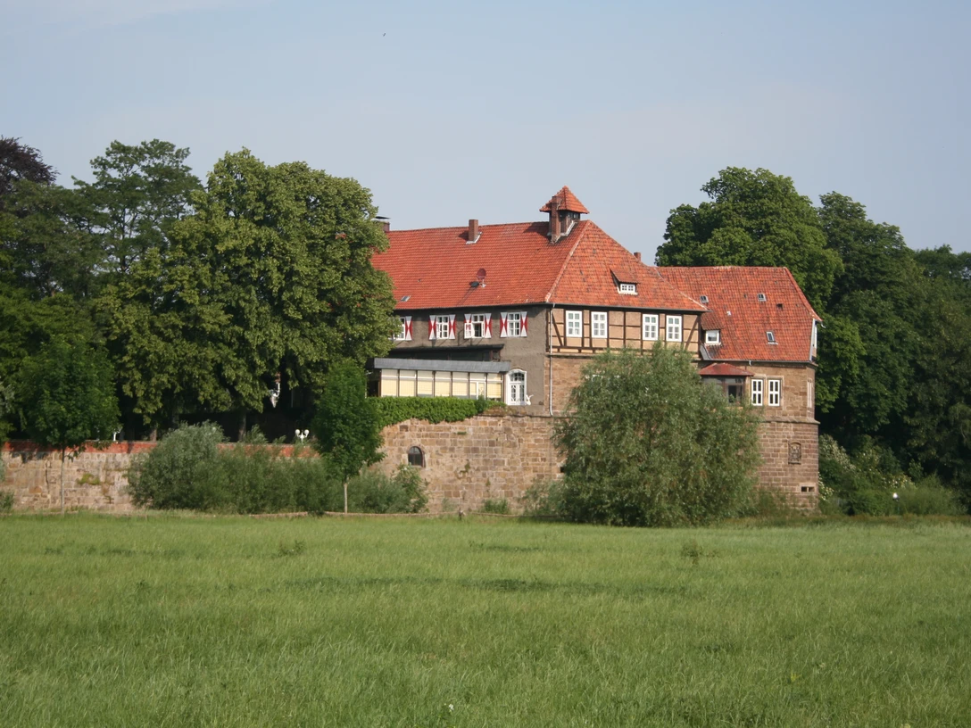 Schloss Petershagen Schloss Petershagen thront eindrucksvoll vor sattem Grün, umgeben von hohen Bäumen und Wiesen.