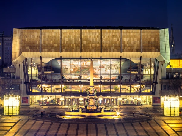Widok na Gewandhaus zu Leipzig na Augustusplatz, gdzie gra słynna orkiestra Gewandhaus i która jest prawdziwym zabytkiem w muzycznym mieście Lipsk, instytucja kulturalna