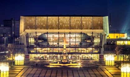 Gewandhaus zu Leipzig - Musikstadt Leipzig Blick auf das Gewandhaus zu Leipzig am Augustusplatz in dem das berühmte Gewandhausorchester spielt und das eine wahre Sehenswürdigkeit der Musikstadt Leipzig ist, Kultureinrichtung