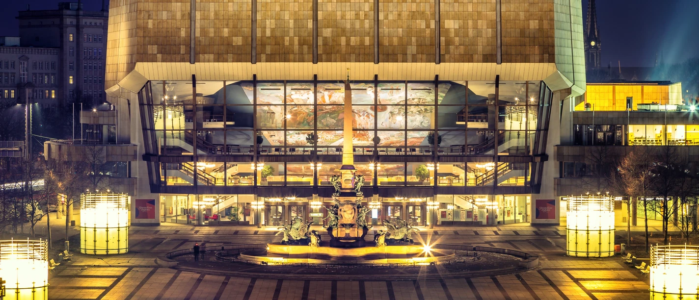 Gewandhaus zu Leipzig - Musikstadt Leipzig Blick auf das Gewandhaus zu Leipzig am Augustusplatz in dem das berühmte Gewandhausorchester spielt und das eine wahre Sehenswürdigkeit der Musikstadt Leipzig ist, Kultureinrichtung