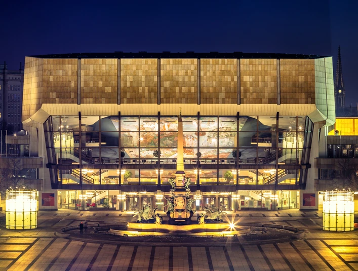 Gewandhaus zu Leipzig - Musikstadt Leipzig Blick auf das Gewandhaus zu Leipzig am Augustusplatz in dem das berühmte Gewandhausorchester spielt und das eine wahre Sehenswürdigkeit der Musikstadt Leipzig ist, Kultureinrichtung
