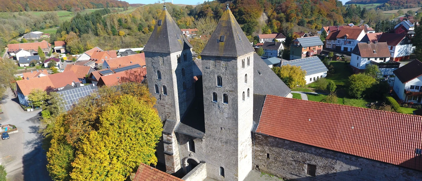 Doppeltürme Kloster Flechtdorf Leander Becker