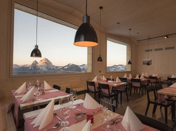2015.12.17_stefan zuerrer_neue Stoos Hüttä_Restaurant hinten.jpg