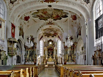 Kirche St. Peter und Paul in Mittenwald mit Freskomalerei