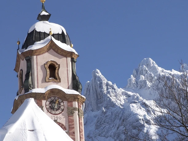 Kirche St. Peter und Paul in Mittenwald Winter