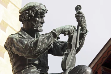 Matthias Klotz-Dankmal in Mittenwald vor der Pfarrkirche St. Peter und Paul
