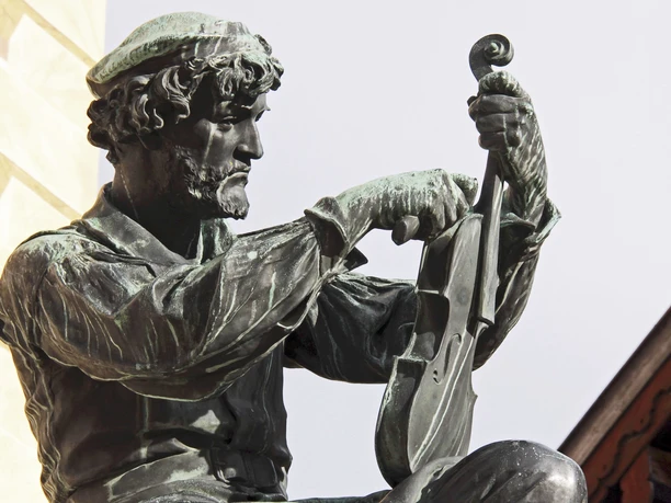 Matthias Klotz-Dankmal in Mittenwald vor der Pfarrkirche St. Peter und Paul