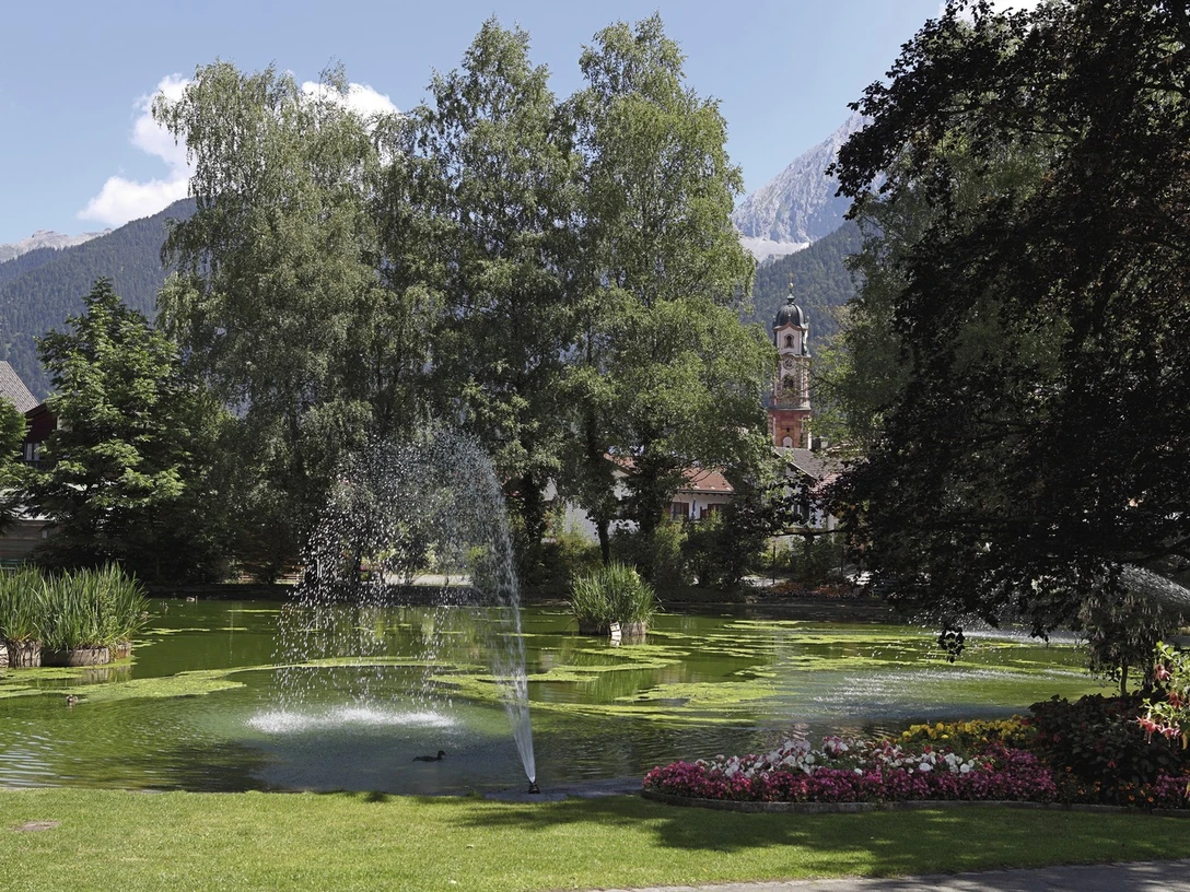 Kuranlage Puit in Mittewald mit Blick zur Kirche
