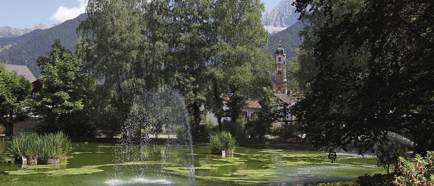 Kuranlage Puit in Mittewald mit Blick zur Kirche