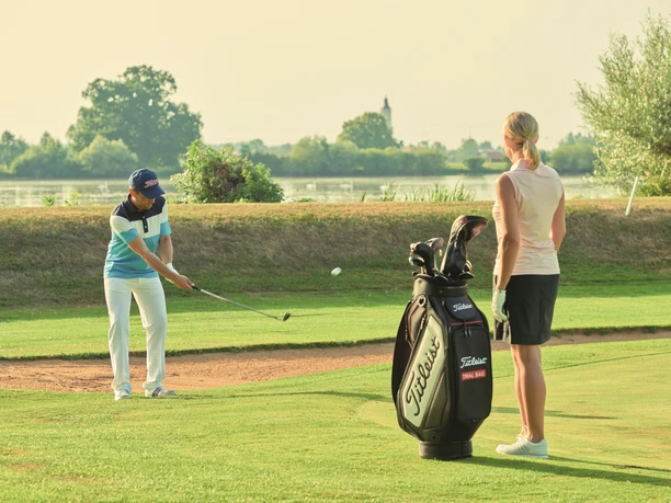 Golfen mit Blick auf den Schlingener See