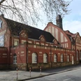 Kultur-Bahnhof Bochum-Langendreer Altes rotes Backsteingebäude mit gemusterten Ziegeln, großen Fenstern und einem hohen Schornstein.