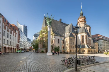 Nikolaikirche Leipzig mit Notenspur - Sehenswürdigkeiten in Leipzig Blick auf die Nikolaikirche und die Nikolaisäule auf dem Nikolaikirchhof auf dem die Friedengebete stattfanden die zur Friedlichen Revolution führten, Kultureinrichtung, Geschichte von Leipzig, Sehenswürdigkeiten