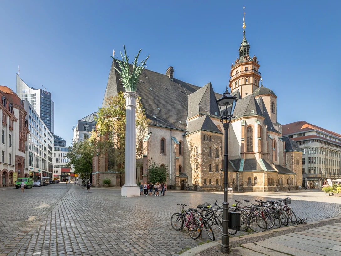 Nikolaikirche Leipzig mit Notenspur - Sehenswürdigkeiten in Leipzig Blick auf die Nikolaikirche und die Nikolaisäule auf dem Nikolaikirchhof auf dem die Friedengebete stattfanden die zur Friedlichen Revolution führten, Kultureinrichtung, Geschichte von Leipzig, Sehenswürdigkeiten
