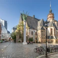 Nikolaikirche Leipzig mit Notenspur - Sehenswürdigkeiten in Leipzig Blick auf die Nikolaikirche und die Nikolaisäule auf dem Nikolaikirchhof auf dem die Friedengebete stattfanden die zur Friedlichen Revolution führten, Kultureinrichtung, Geschichte von Leipzig, Sehenswürdigkeiten