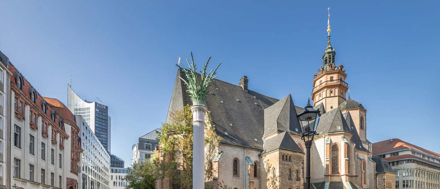Nikolaikirche Leipzig mit Notenspur - Sehenswürdigkeiten in Leipzig Blick auf die Nikolaikirche und die Nikolaisäule auf dem Nikolaikirchhof auf dem die Friedengebete stattfanden die zur Friedlichen Revolution führten, Kultureinrichtung, Geschichte von Leipzig, Sehenswürdigkeiten