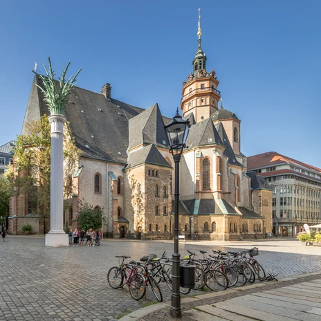 Widok na kościół Nikolai i kolumnę Nikolai na cmentarzu Nikolai, gdzie odbyły się modlitwy o pokój, które doprowadziły do pokojowej rewolucji, instytucja kultury, historia Lipska, zabytki