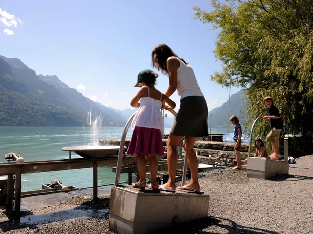 brienz-wasserspiel-sommer-kinder-brienzersee.jpg