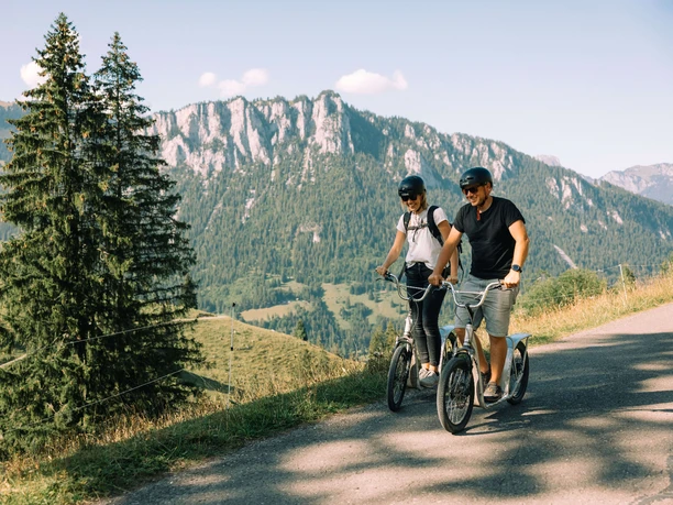 Des descentes en trottinette amusantes au Wiriehorn Spassige Trottinettfahrten am Wiriehorn