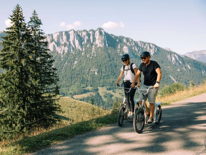 Fun scooter rides at the Wiriehorn Spassige Trottinettfahrten am Wiriehorn
