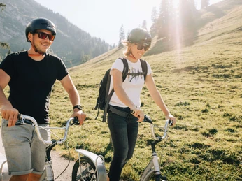 Faire de la trottinette au Wiriehorn : un plaisir pour jeunes et moins jeunes Trottinettfahren am Wiriehorn: ein Spass für Jung und Alt