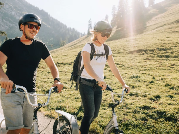 Riding a scooter on the Wiriehorn: fun for young and old alike Trottinettfahren am Wiriehorn: ein Spass für Jung und Alt