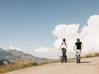 Scooter riding at the Wiriehorn Trottinettfahren am Wiriehorn