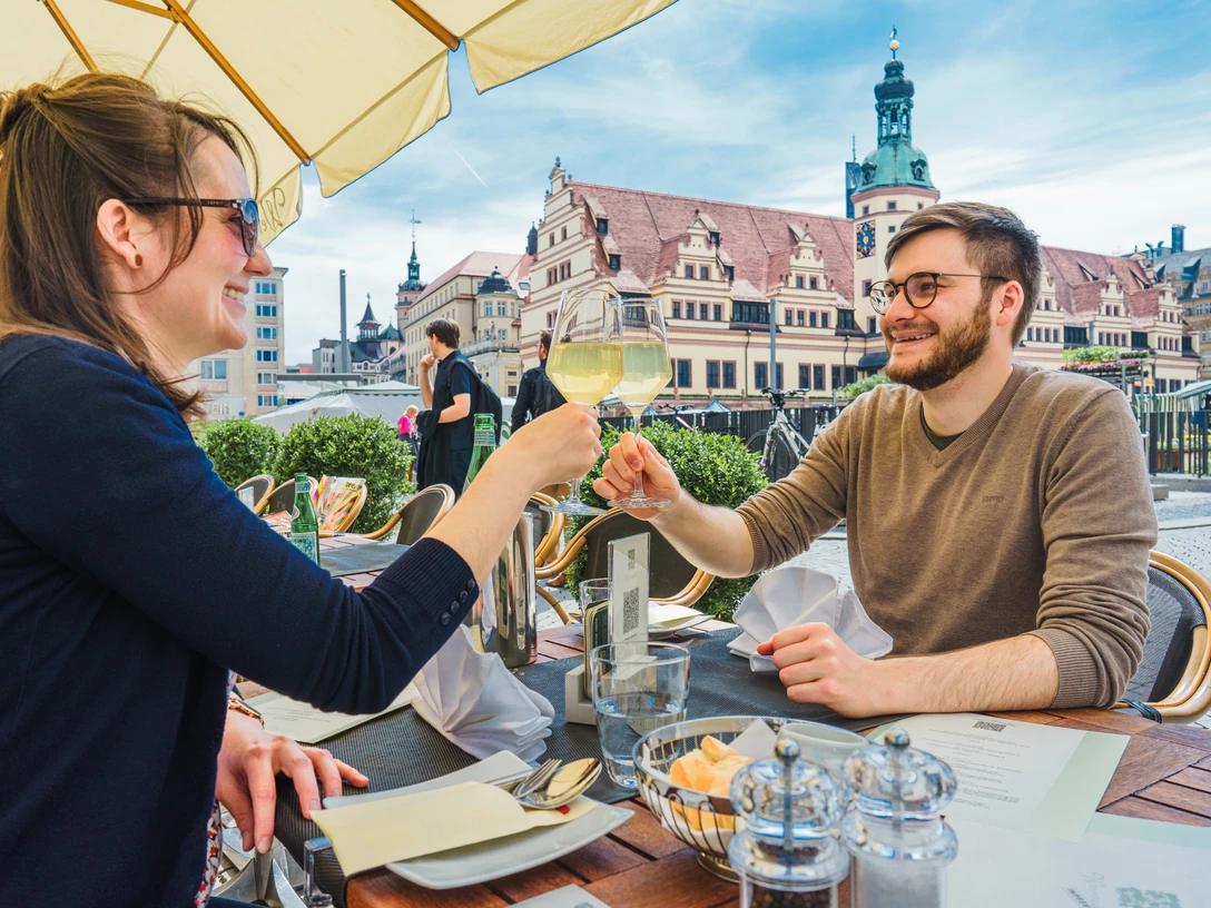 Weinstock Leipzig - Gastronomie in Leipzig Ein junges Paar sitzt auf dem Freisitz des Restaurants Weinstock am Markt Leipzig und genießt gute Küche und leckeren Wein, Freizeit, Gastronomie, KulinarikMladý pár sedí na terase restaurace Weinstock na tržním náměstí v Lipsku a vychutnává si dobré jídlo a lahodné víno, volný čas, gastronomie, kuchařské uměníA young couple sits on the patio of the Weinstock Restaurant at Leipzig Market Square enjoying good food and delicious wine, leisure, eating out, cuisineUn jeune couple est assis sur la terrasse du restaurant Weinstock sur la place du marché de Leipzig et savoure un bon plat et un délicieux vin, Loisirs, Gastronomie, Art culinaireMłoda para siedzi w części zewnętrznej restauracji Weinstock na rynku w Lipsku, zajada się dobrym jedzeniem i delektuje pysznym winem, czas wolny, gastronomia, kulinaria