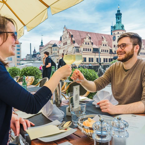 Un jeune couple est assis sur la terrasse du restaurant Weinstock am Markt de Leipzig et savoure une bonne cuisine et un vin délicieux, Loisirs, Gastronomie, Culinaire