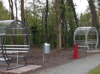 Rastmöglichkeiten Das Bild zeigt zwei moderne Rhönräder mit transparentem Dach, ideal zum Ausruhen