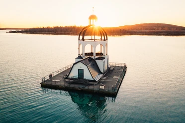 VINETA auf dem Störmthaler See zum Sonnenuntergang - Leipziger Neuseenland Die schwimmende künstliche Erlebnisinsel Vineta auf dem Störmthaler See im Abendlicht, Ausflugsziele, Urlaub