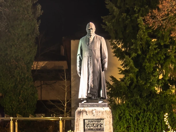 Kneipp-Denkmal am Denkmalplatz