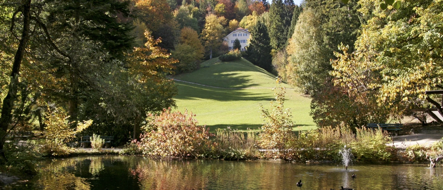 Krausegarten mit Blick auf die Krause-Villa in Mittenwald