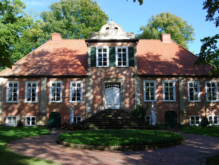 Fikensolt4.JPG Ein historische Backsteinherrenhaus mit symmetrischem Rotdach und gepflegtem Garten.