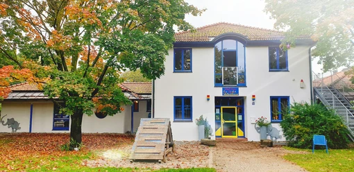 st-dtisches-haus-f-r-kinder-au-enansicht_