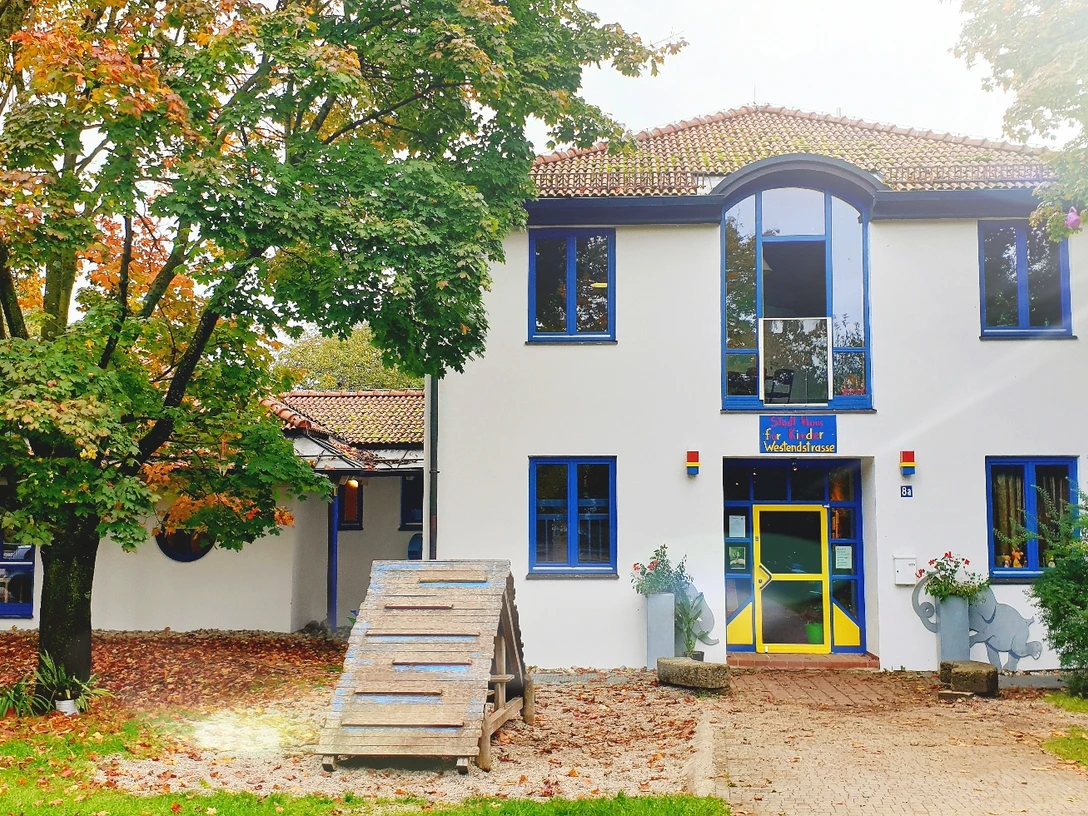 st-dtisches-haus-f-r-kinder-au-enansicht_