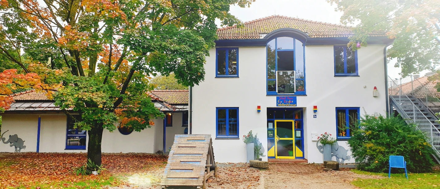 st-dtisches-haus-f-r-kinder-au-enansicht_