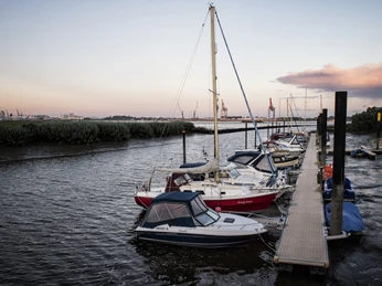 Kleiner Hafen in Sandstedt in Hagen im Bremischen