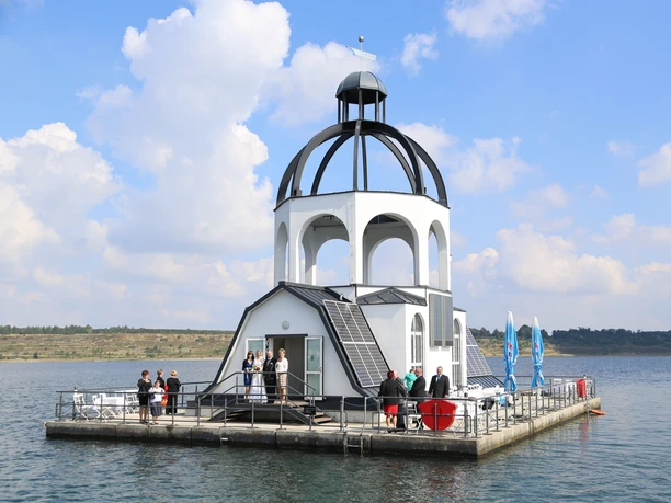 VINETA auf dem Störmthaler See - Sehenswürdigkeiten im Leipziger Neuseenland Blick auf die schwimmende Kulturinsel VINETA auf dem Störmthaler See mit einem frisch vermähltem Ehepaar und blauem Himmel, Veranstaltungen, Leipziger Neuseenland, Schifffahrt