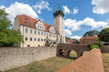 Barokní zámek Delitzsch - Zajímavá místa v Lipsku Pohled na zámek Baroschloss Delitzsch s mostem, region, zámek, muzeum, exkurze