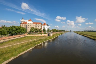 Schloss Hartenfels in Torgau - Sehenswürdigkeiten in der Leipzig Region Panoramaansicht des Schloss Hartenfels, im Vordergrund die Elbwiesen Torgau, Ausflugsziele, Shenswürdigkeiten