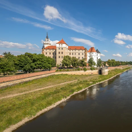Panoramatický pohled na hrad Hartenfels, v popředí labské louky Torgau, výletní cíle, památky